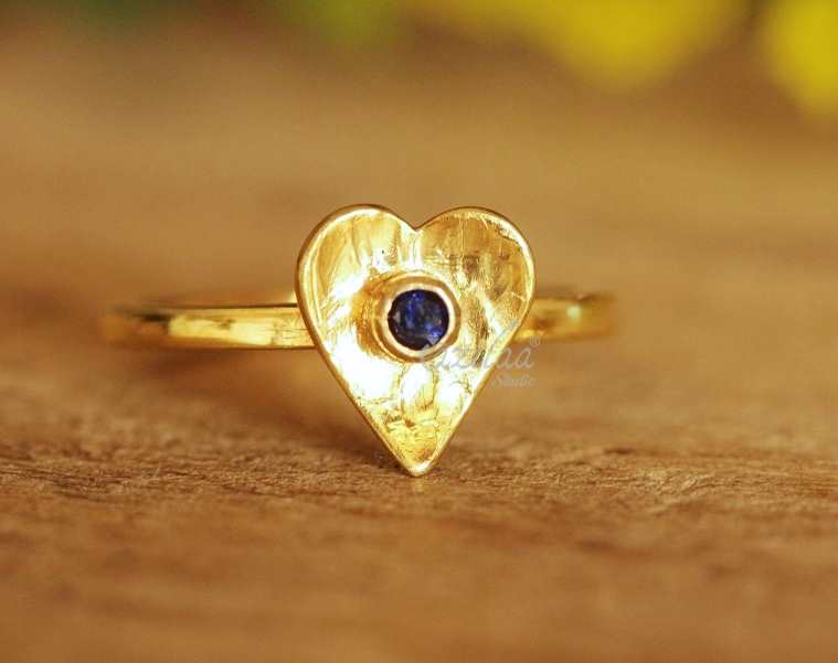  Blue sapphire 18 Karat yellow gold handmade designer ring