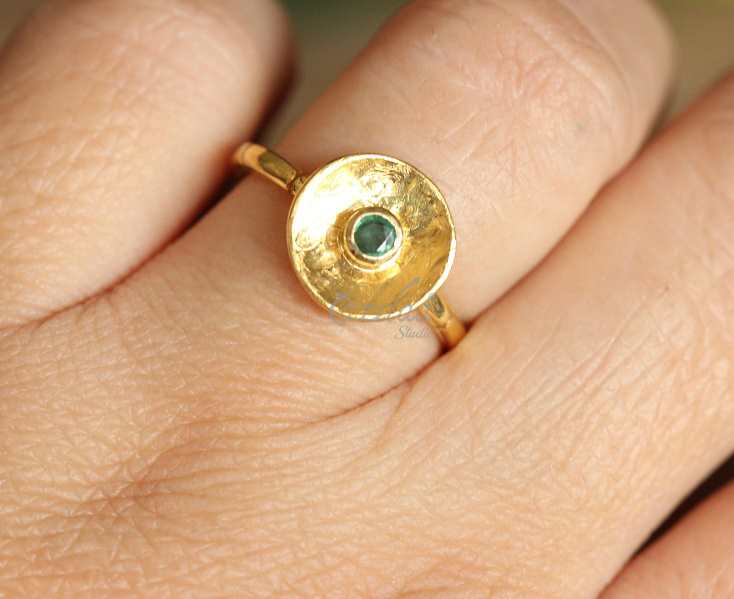 Green Emerald 18 Karat yellow gold handmade designer ring