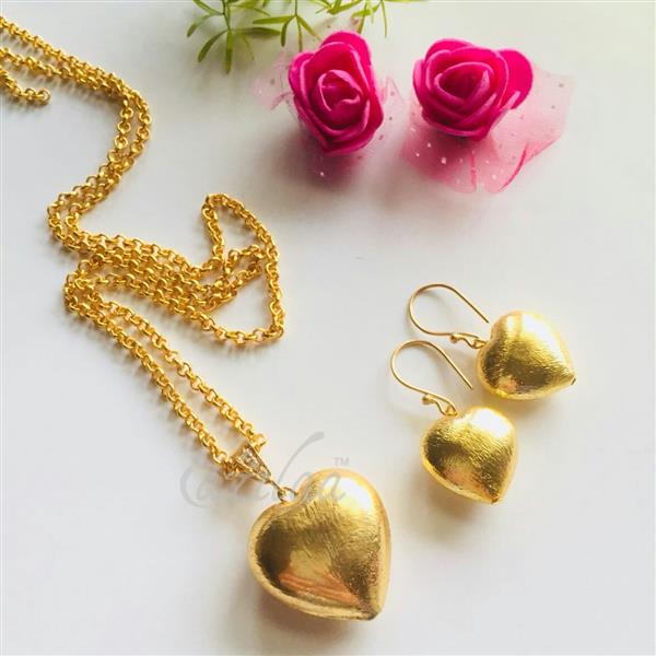 Hearts gold plated chain pendant necklace set at ₹2550 Azilaa