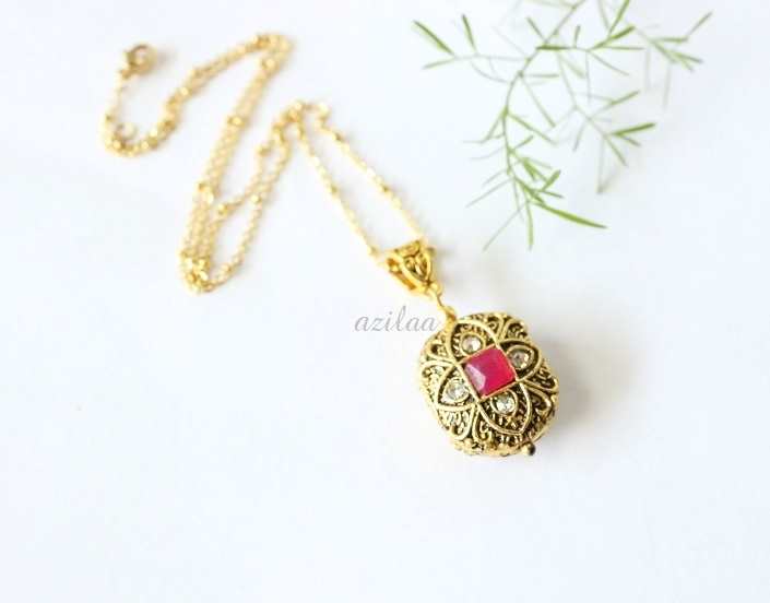 Victorian style pendant gold plated chain necklace 