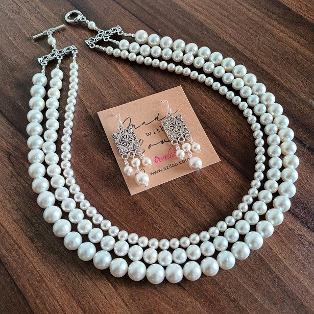 Vintage style statement triple layer pearl necklace 
